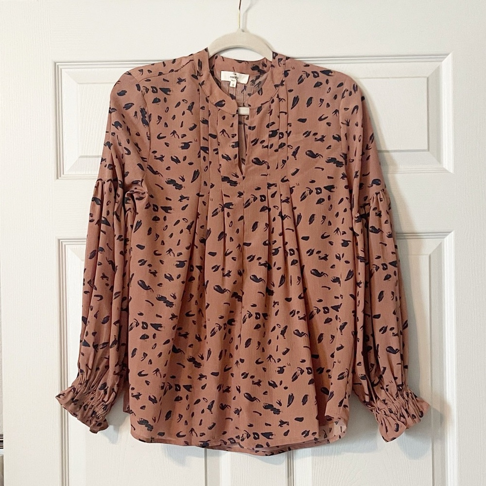 Entro • Women’s Mauve and Black Patterned Shift Top. Size S